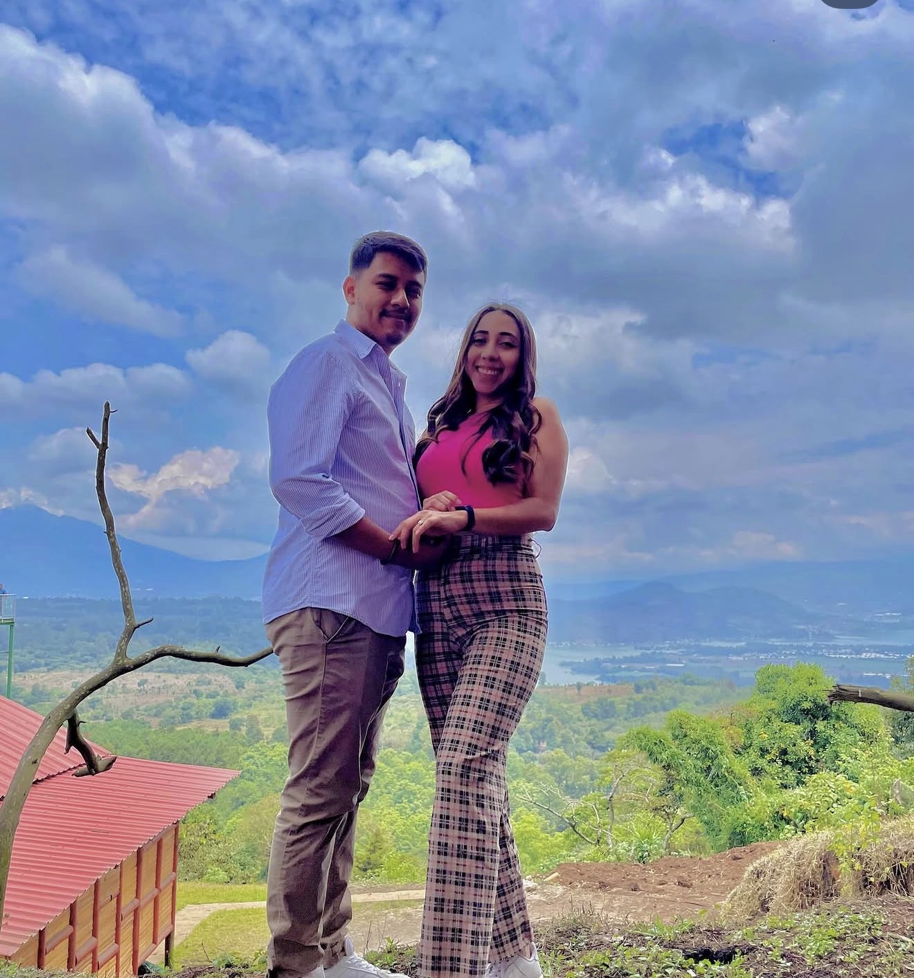 Axel y Alejandra frente a un paisaje de montanas